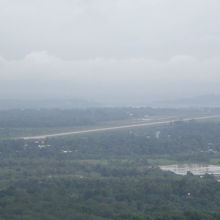 ダーウェー空港は、滑走路が、約２０００ｍ以上ある空港です。