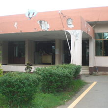 ダーウェー空港の正面玄関です。やや老朽化が進んでいる感じです