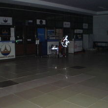 空港ターミナルの内部です。照明が落とされています。停電か？