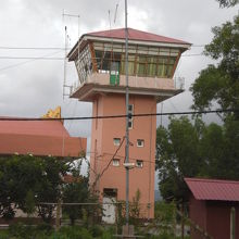 ダーウェー空港の管制塔です。ターミナルビルの南側にあります。