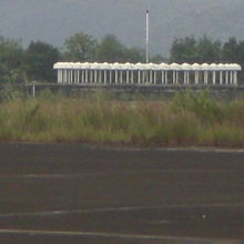 ダーウェー空港の保安航法施設です。滑走路の西側にあります。