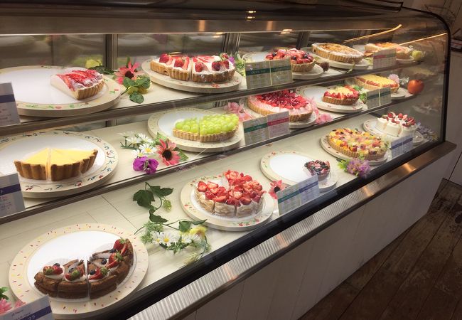 ショーケースの中はきれいなタルトが沢山