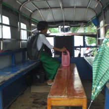 車内の奥行きは、かなり広いいので、詰めあって、かなり乗れます