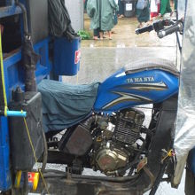 前の方は、まったくのオートバイです。構造は、簡単な造りです。