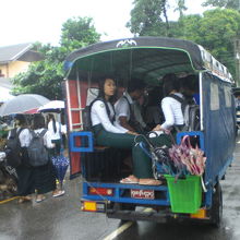 なぜか、女子学生は、女子学生同士で乗り込んでいるようです。