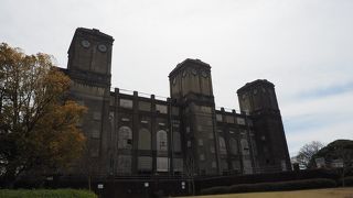 根岸森林公園の裏手の丘の上にある３本の塔のある廃墟は競馬場の特観席の跡