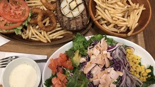 コブサラダを食べに