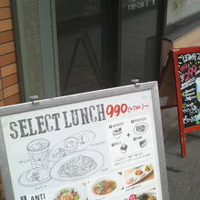 京成大久保駅を出て北側、駅前通りを渡ってすぐそばです