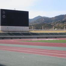 立派なスタンドに囲まれたグランドです