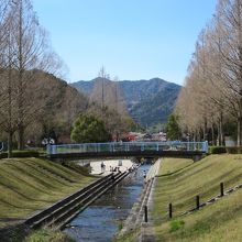 川のせせらぎを利用した水遊び場もあります