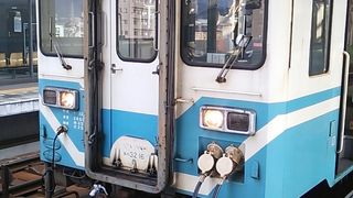 2018年12月現在、高知８時24分発普通列車須崎行きは国鉄製のキハ３２系という車両が使用されていました