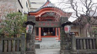 朱色が鮮やかな不動尊