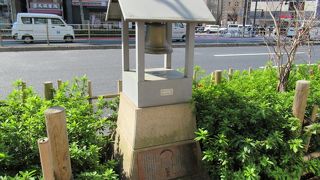 ここ神田商店街の１００周年記念などで建立したもの とのことです