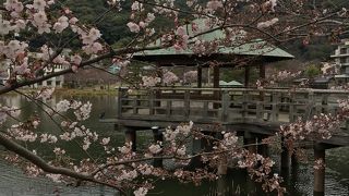 池のある公園