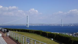 ここから眺める明石海峡大橋は最高です。