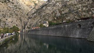 城塞都市コトルを流れコトル湾に流れ込んでいる川