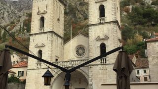 コトルのランドマーク聖トリプン大聖堂前広場