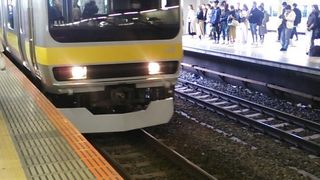 新宿からの各駅停車は昼間でも座れない可能性があります