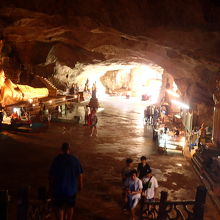 洞窟の中に大きな涅槃像があります