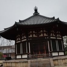 南円堂に比べ地味な印象の北円堂です