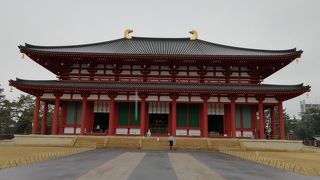 蘇った朱鮮やかな壮大なお堂