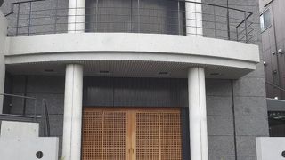 現代的でモダンなお堂でした