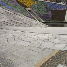 鳥をイメージして花が植えられている