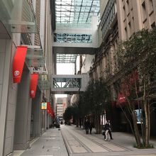 歩行者専用道路もあってスマートな店内