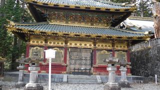 陽明門の手前にある建物