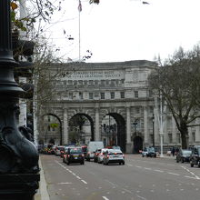 アドミアルティアーチ前のザマル