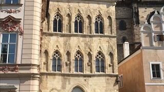 ティーン教会とゴルツ キンスキー宮殿に挟まれた