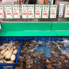店頭の生簀には沢山の魚介類が販売されています