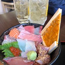 盛り沢山の海鮮丼