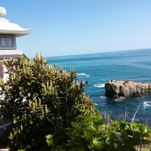 参道の横は太平洋の大海原