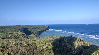 大きな鳥の展望台から海を見下ろす