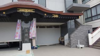 現代的な建築のお寺