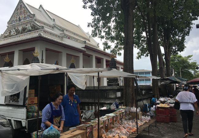 バンコクの日常に溶け込んだ寺院