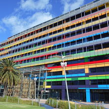 カラフルなマンションらしき建物がありました