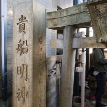 武屋敷群の水路沿いにたたずむ