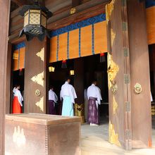 宮司さんの祝詞を聞きながら、参拝