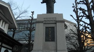 「泉岳寺」の中門を入って右手に立っていらっしゃいます☆