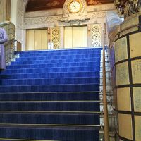 ロビー階へのブルーの階段