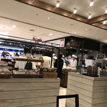 店内はいつも混んでいる