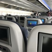 機内の様子。3-3-3で隣に大柄な欧米人の方だと窮屈そう…