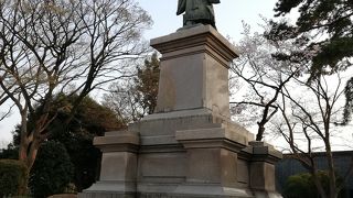 掃部山公園の高台に　井伊直弼像