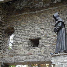 建物や広場のあちらこちらに　女性の像が見られます。