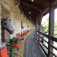 廊下の椅子に座って、一休み