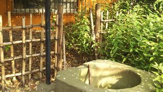 稲毛神社の境内にある井戸の枠