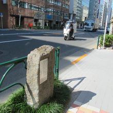 南方向からの様子(右手が淡路町駅方向)
