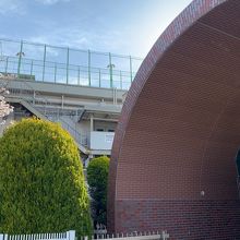 JR大宮駅から鉄道博物館方面に300mの所にSLがあります。